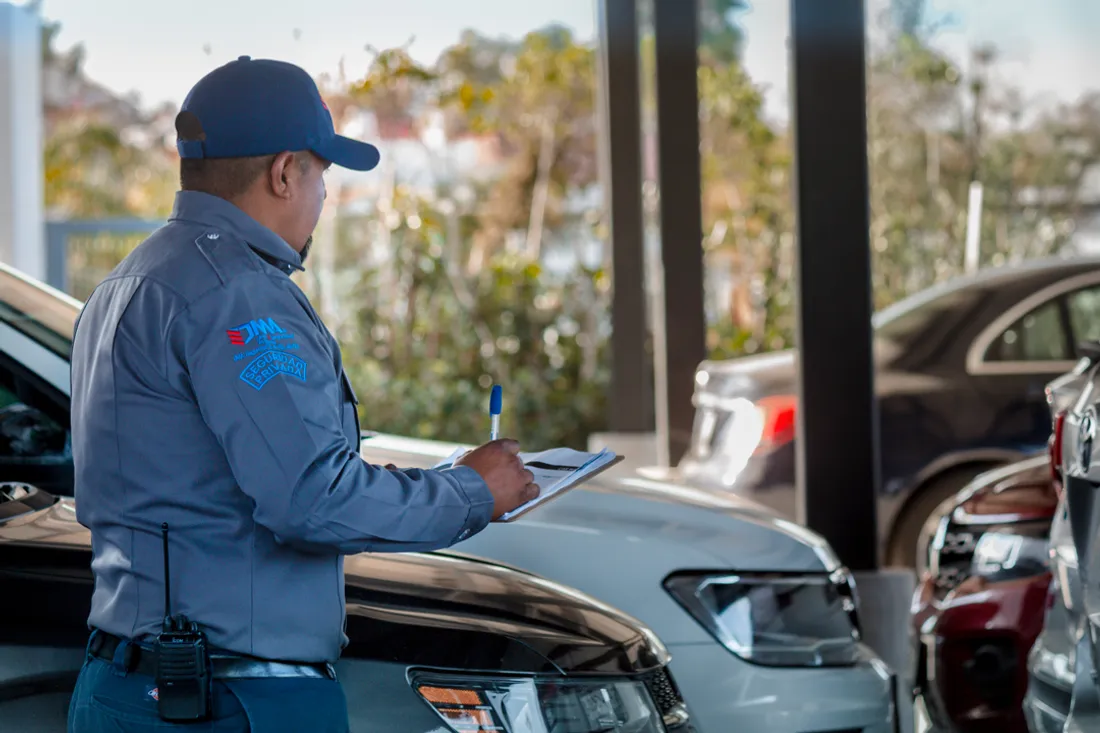 Elemento de JMA inspeccionando vehículos en un patio de resguardo