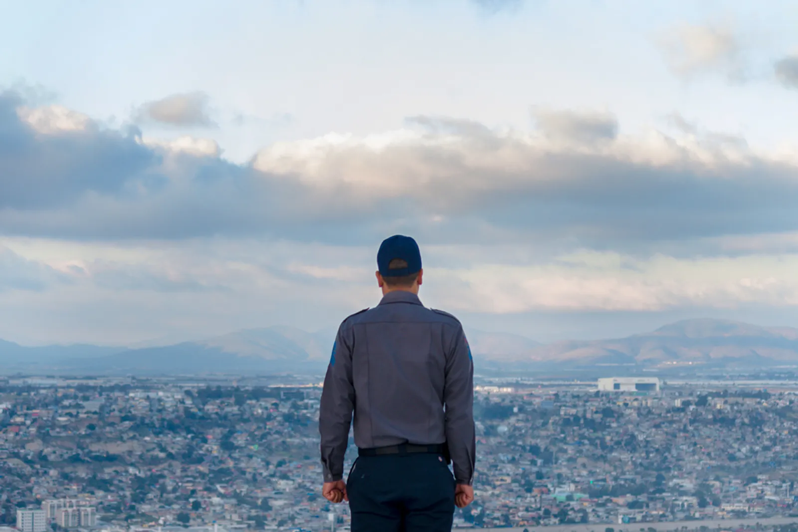 Elemento de JMA contemplando la ciudad de Tijuana desde un mirador